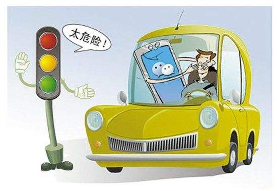 某出租車司機開車開車看電子書，嚇壞了身后的乘客